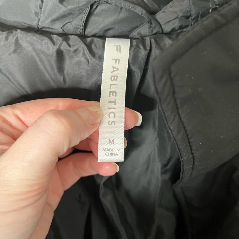 Fabletics Black Cropped Puffer Jacket with Hood size medium - Picture 2 of 7